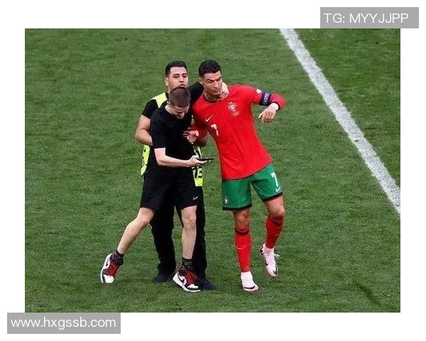 足球明星们的球场保镖揭秘他们背后的安全团队与守护故事 足球明星们的球场保镖揭秘他们背后的安全团队与守护故事